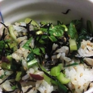 さっぱりおいしい　小松菜とひじき梅の混ぜご飯